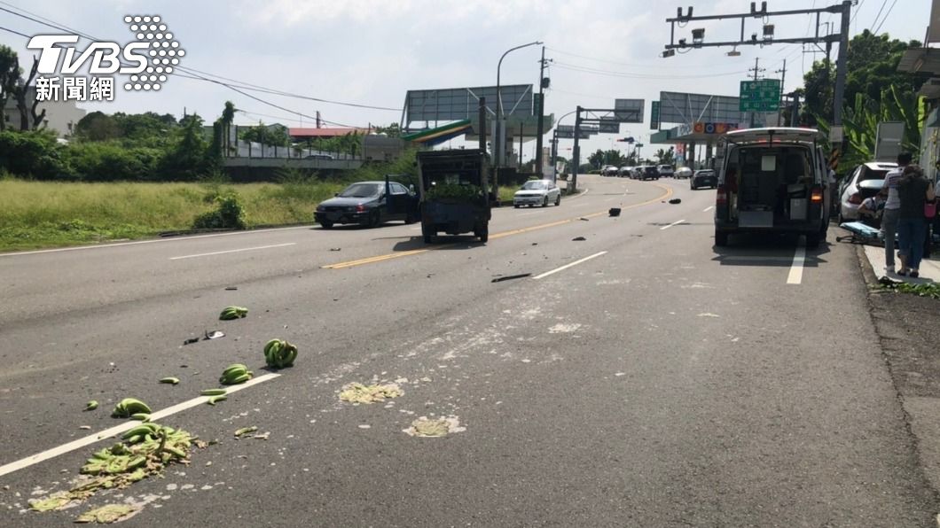 小貨車與賓士轎車發生擦撞,貨車載運的香蕉掉落一地。(圖/警方提供)