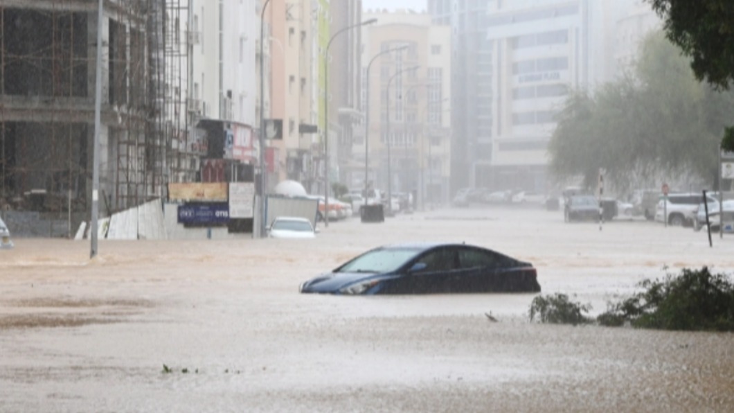 阿曼街道淹起大水。(圖/翻攝自推特)