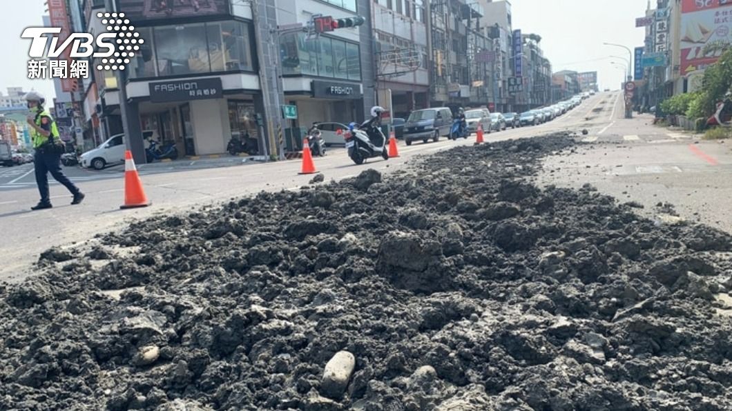 砂石車一轉彎…土方狂洩百公尺　彰化市區交通卡3小時