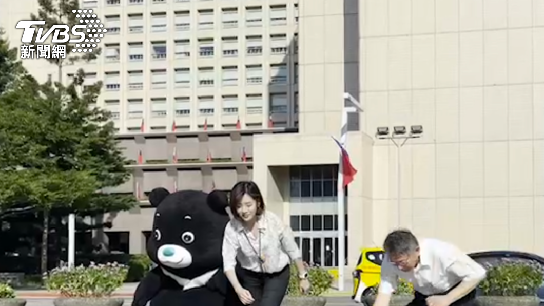 市府前廣場的彩虹地景擔任「關主」,柯文哲、市府副發言人黃瀞瑩當玩家。圖/北市府提供