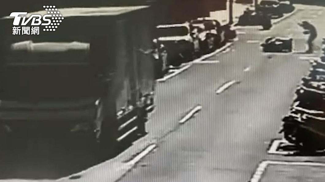 嚇壞!機車外送員取餐途中 突遭「電纜線」勒脖急剎自摔