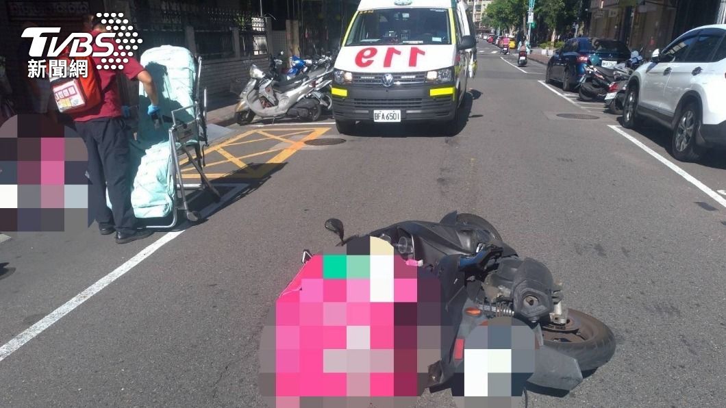 救護人員緊急將外送員送醫。(圖/TVBS)