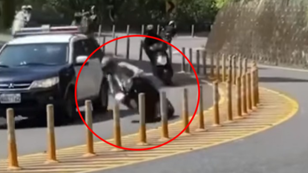 重機騎士在連續彎道違規超車。(圖/翻攝自臉書社團「重機車友❘各區路況、天氣回報中心」)