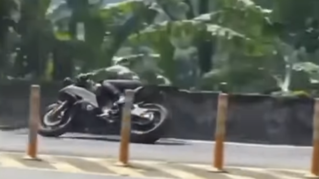 重機騎士在該路段壓車過彎道。(圖/翻攝自臉書社團「重機車友❘各區路況、天氣回報中心」)