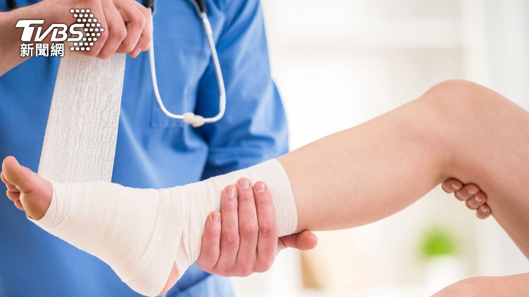 醫師表示,腳踝扭傷如果有5症狀,要快看骨科不要拖。(圖/shutterstock達志影像)