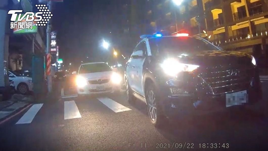 吳男禮讓行人過馬路被後方警車按喇叭。(圖/TVBS)