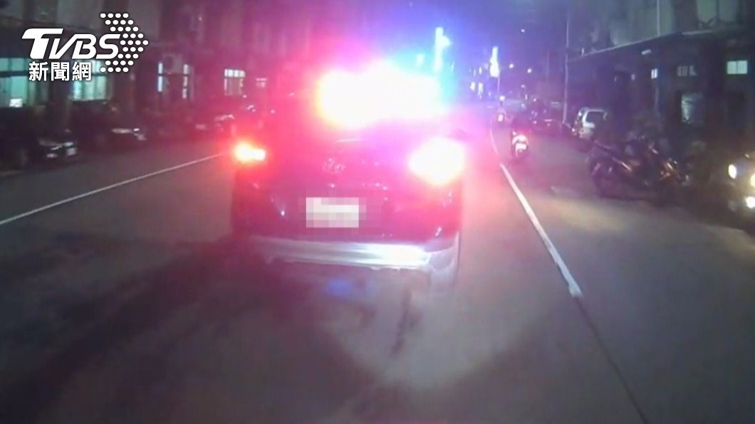 警車加速從對向車道切入。(圖/TVBS)