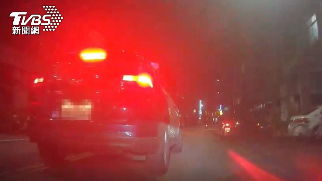 警車急煞。(圖/TVBS)