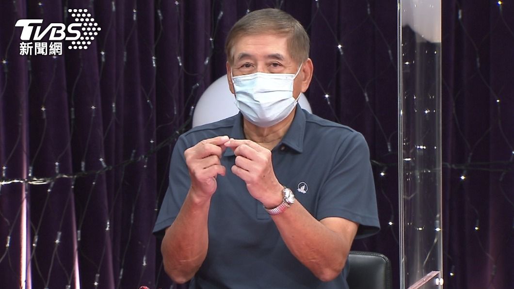 柯一正形容切除的兩顆膽結石，像乾掉的碗豆。（圖／年代提供）