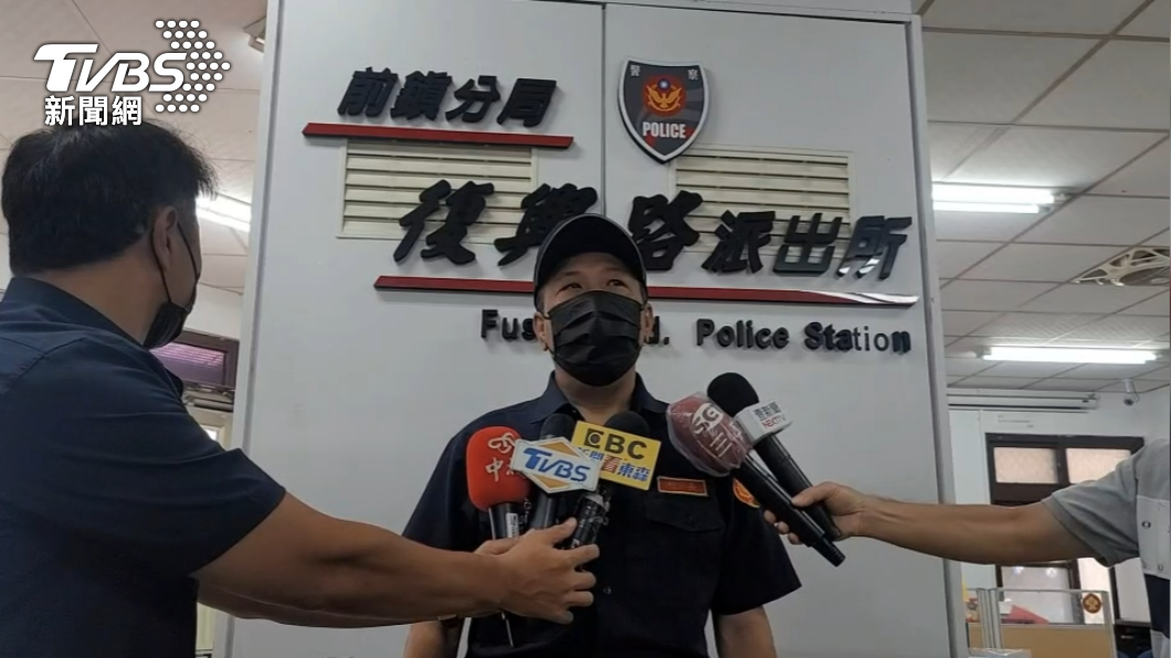 前鎮分局復興路派出所所長黃和聖說明案情。(圖/警方提供)