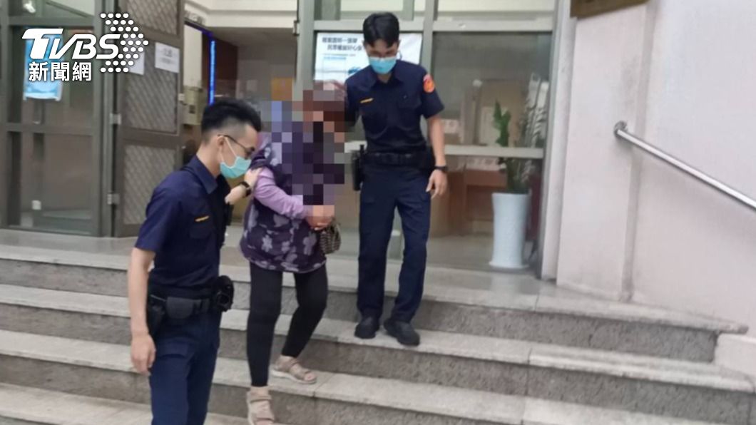 員警將婦人移送。（圖／TVBS）