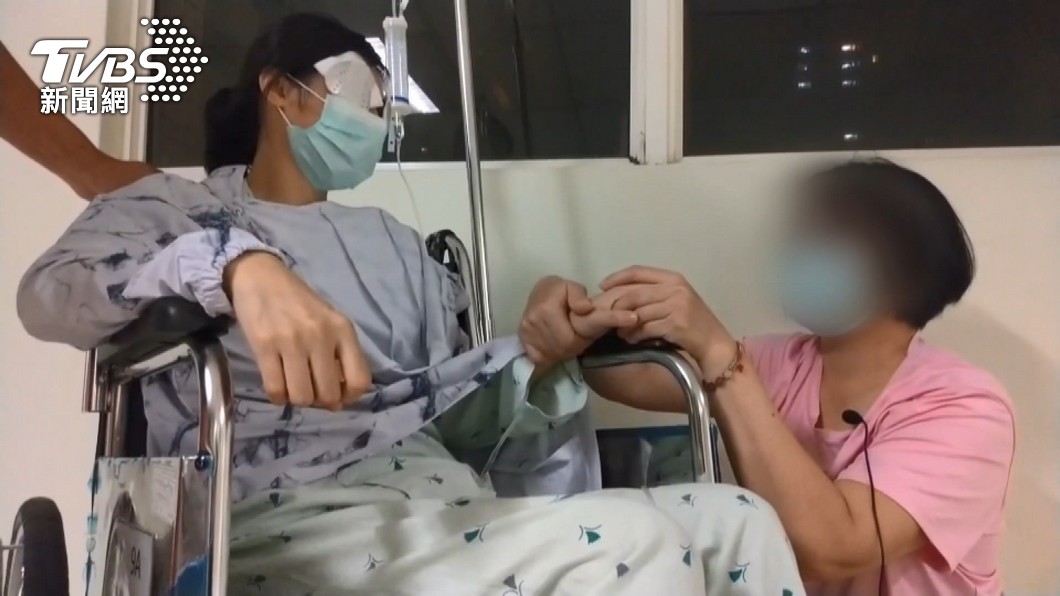 潘孟安去探視潘女時,她已拆下眼罩、睜開眼睛。(圖/TVBS)