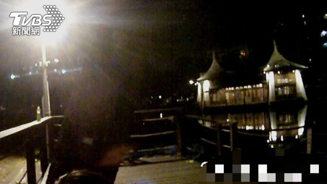 夏男心情低落獨自在湖畔徘徊，警方上前關心。（圖／警方提供）