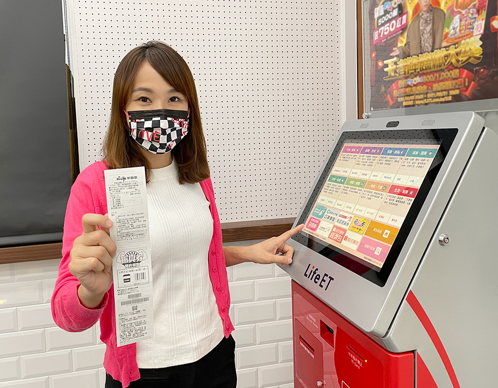 民眾到萊爾富完成領取紙本五倍劵，享大杯指定咖啡買1送1、滿額購物金50元，會員再抽價值萬元的Dyson吹風機。（圖／萊爾富提供）