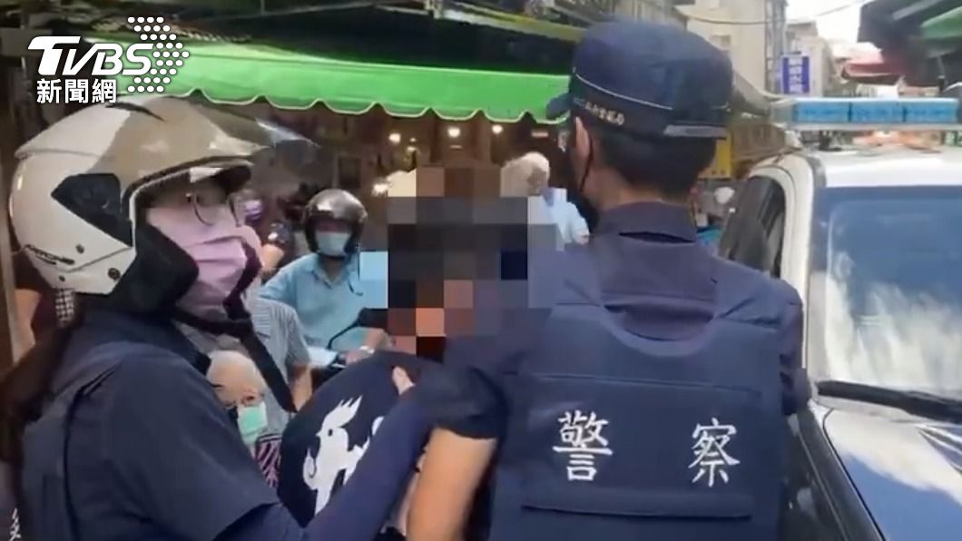 警方到場逮捕顏女。（圖／TVBS）