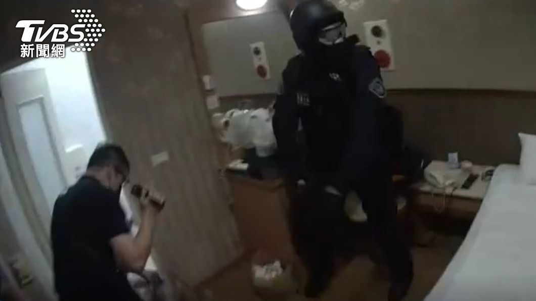 警方荷槍實彈上門逮人。（圖／TVBS）