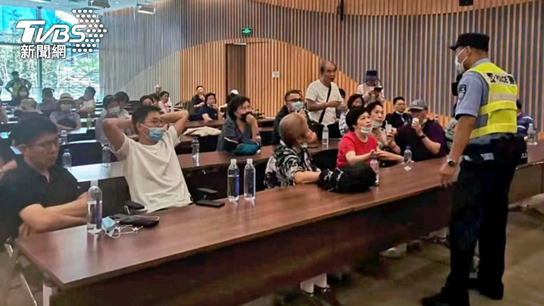 投資人在恆大上海總部的會議室內抗議。(圖/達志影像美聯社)