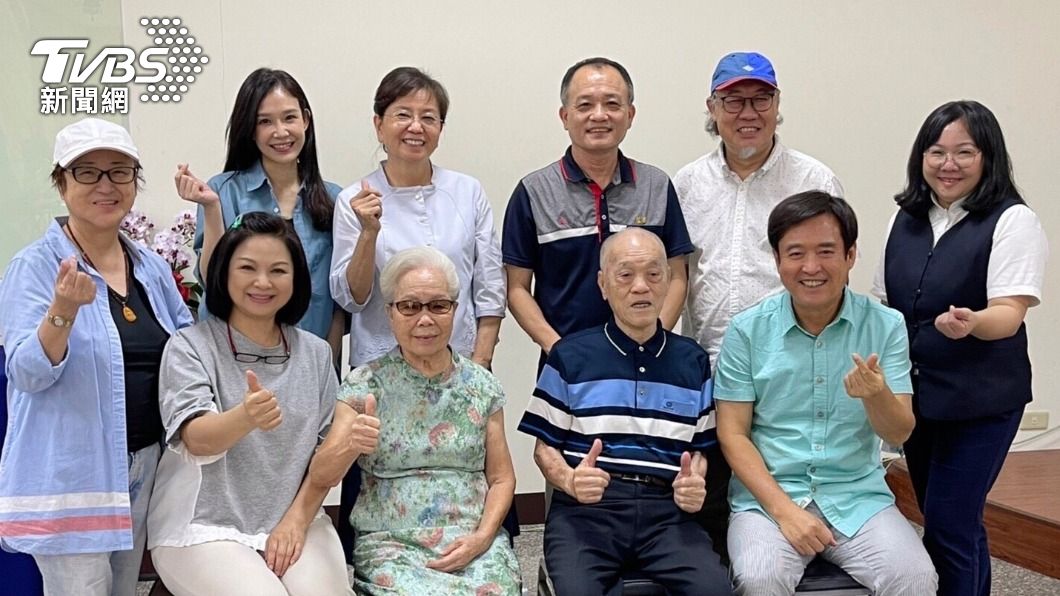 主要演員與主人翁相見歡。(圖/大愛提供)