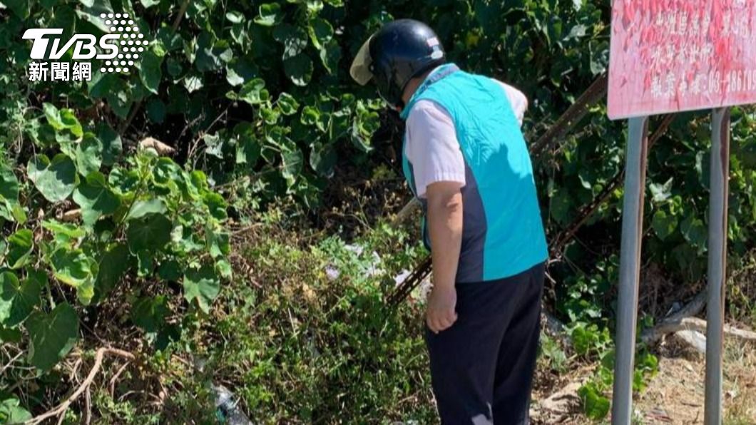 20天5狗遭毒死,動保處派人查看園區附近是否還存有毒肉塊。(圖/動保處提供)