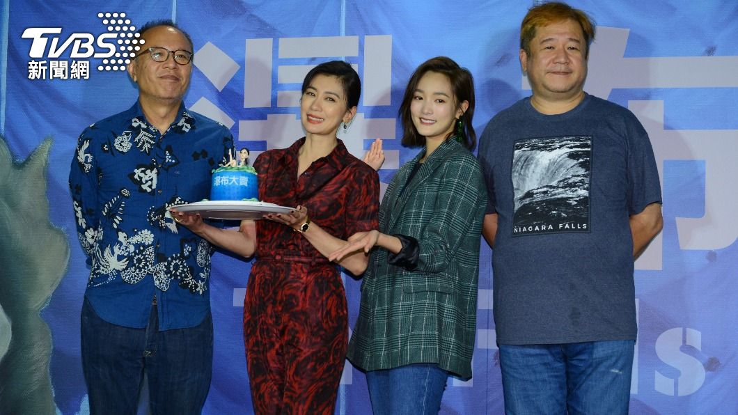 鍾孟宏(左起)、賈靜雯、王淨、瞿友寧出席《瀑布》記者會。(圖/TVBS)