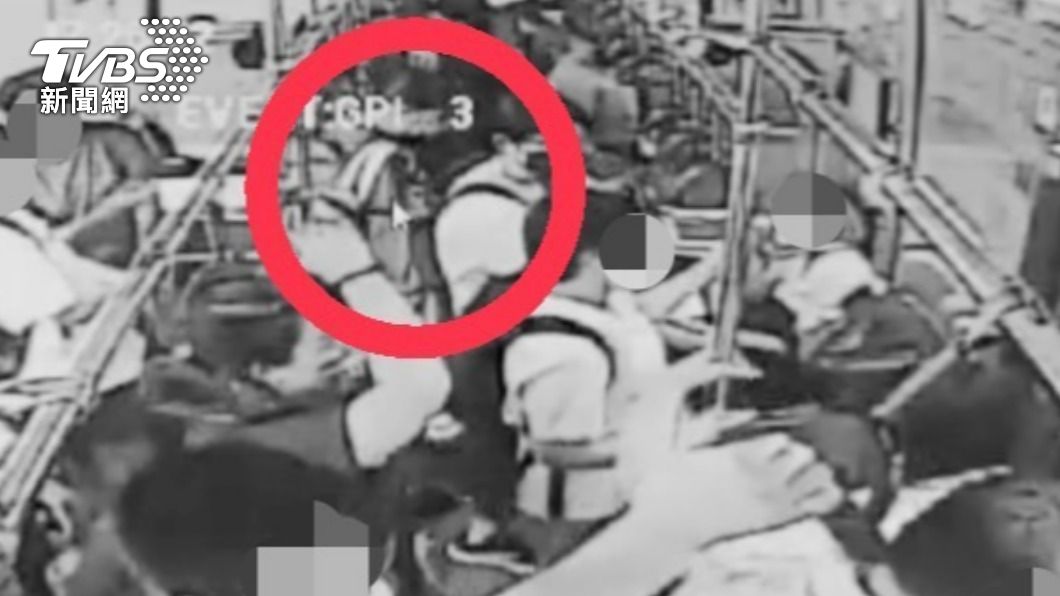 李男走到被害人前方彎腰。(圖經變色處理/TVBS)