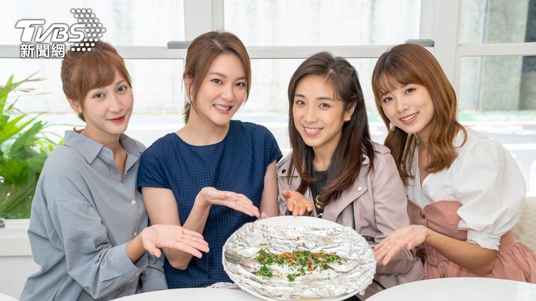 左起鄭亞、楊雅筑、(右一)王上菲,帶「蒸煮魚」獻梁舒涵(右二)。(圖/TVBS)