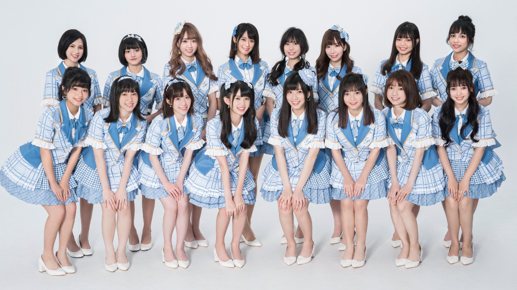 此次造型為「水藍格子制服」，襯托出甜美又帶有個性的風格。（圖／好言娛樂）