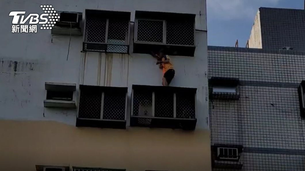 毒蟲躲追緝掛7樓窗!見高度嚇到腳軟 警消合力拉回屋內