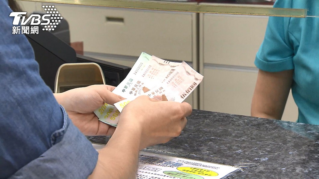 有「買家」在超商門口堵剛領到五倍券的民眾欲收購。（示意圖／TVBS資料畫面）