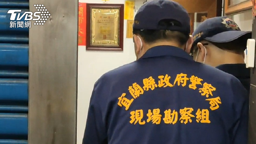 警方獲報前往現場調查蒐證。（圖／TVBS）