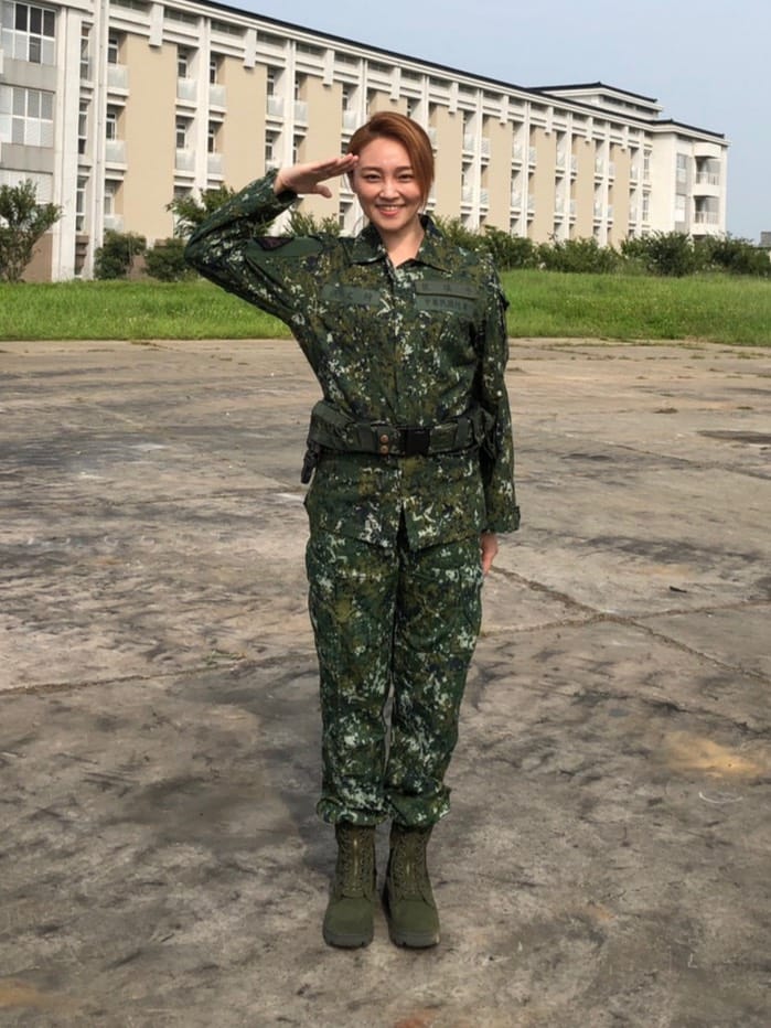 張文綺挑戰自我,連續3年錄製軍事外景節目。(圖/翻攝自張文綺臉書)