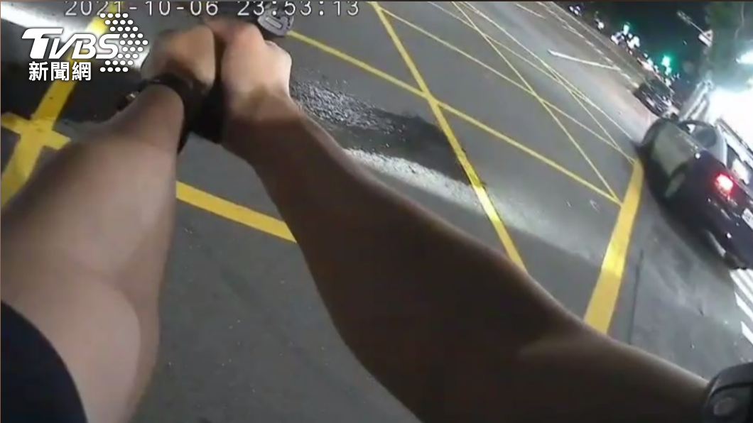 警暗夜連開9槍！高雄男違停拒檢　催油門狂逃撞噴騎士