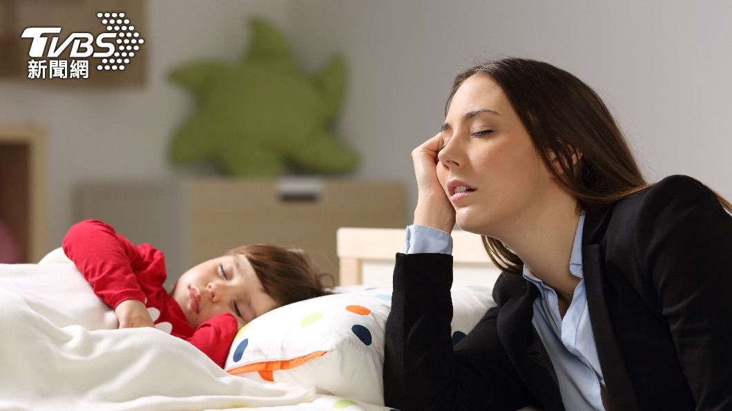 許多媽媽為了要照顧小孩，容易睡眠不足反而更容易胖。（示意圖／shutterstock達志影像）