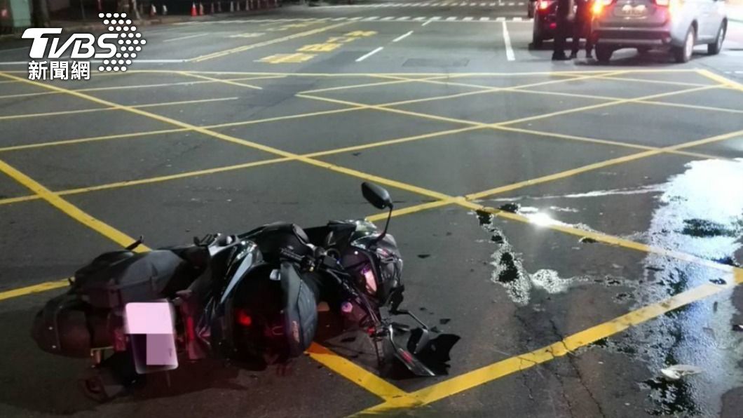 蔡姓機車騎士被撞倒，所幸送醫後沒有生命危險。（圖／警方提供）