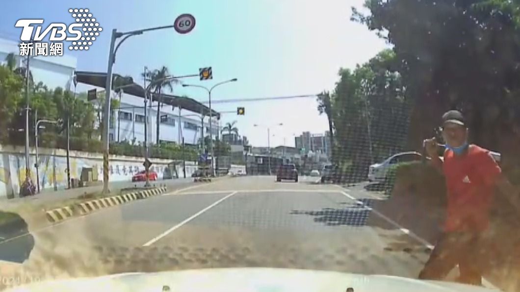 黎男酒後欲找仇家報復,卻認錯車輛砸錯車,被依法函送法辦。(圖/中央社)