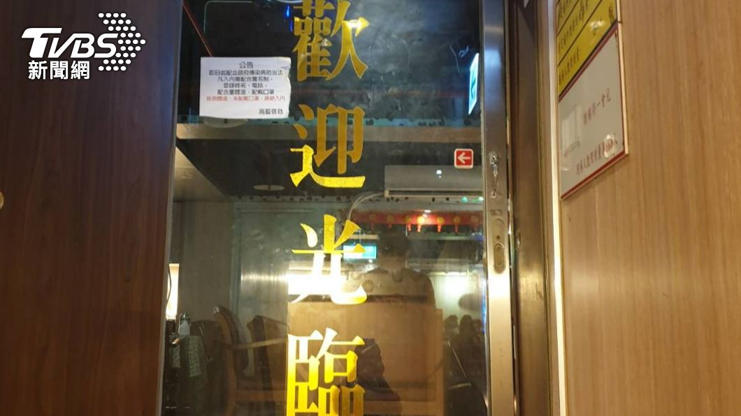 警方昨(6)日下午查獲北屯路一家KTV未獲准復業就偷營業。(圖/警方提供)