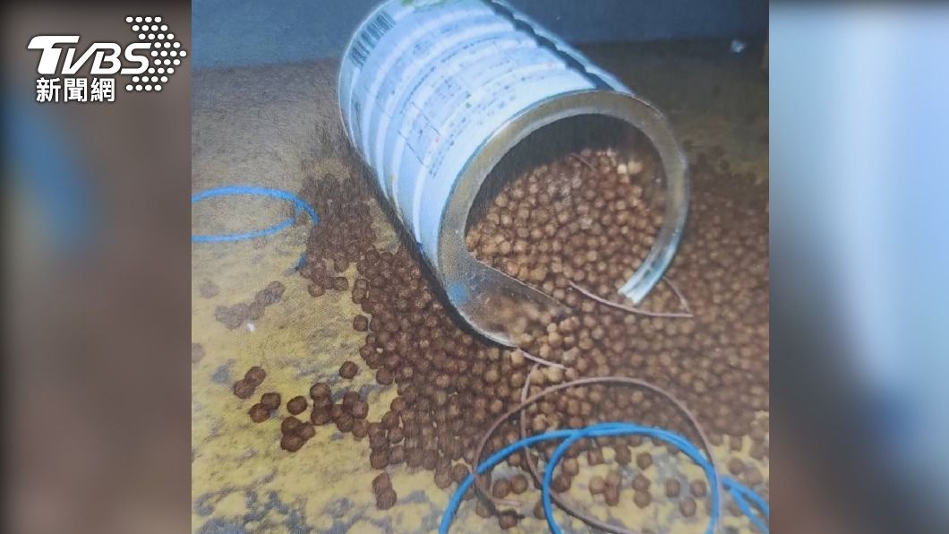 裡頭裝滿狗飼料和電線。（圖／TVBS）
