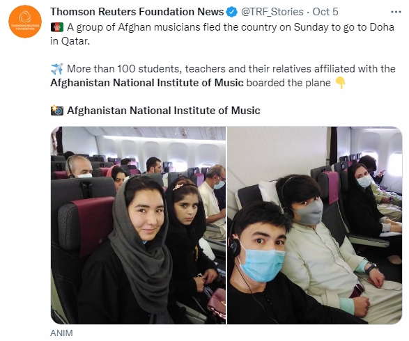 音樂學院學生成功逃往國外,在班機上露出笑容。(圖/翻攝自@TRF_Stories)