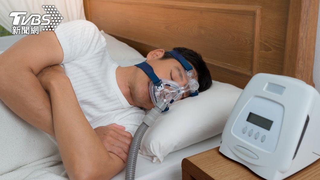 醫師指出,睡眠呼吸中止症主要用「呼吸器」治療。(圖/shutterstock達志影像)