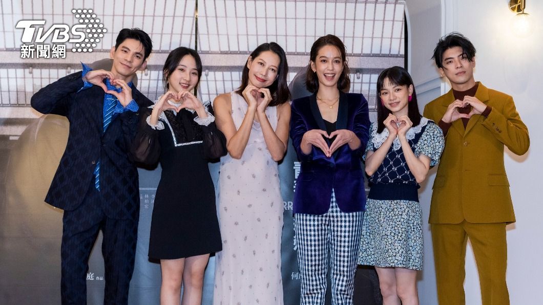 林柏宏、李沐、丁寧、陳庭妮、姚愛寗、林哲熹（左至右）出席發布會。（圖／電影《青春弒戀》提供）