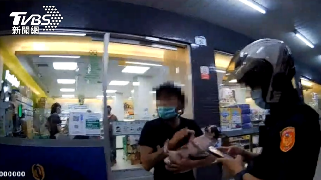 王男遭攔查,扯謊愛犬生病,又假報自己身分。(圖/警方提供)