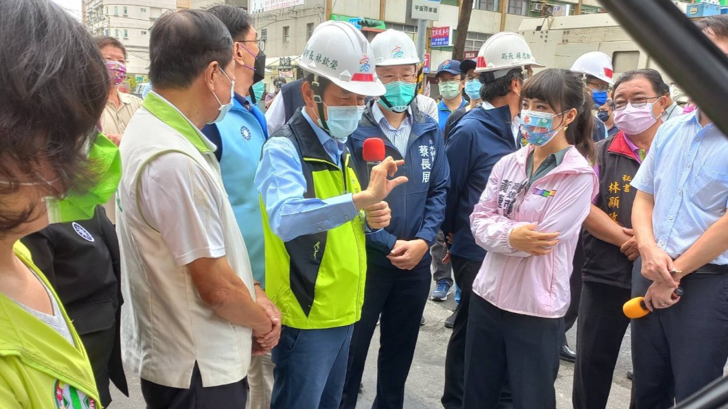 林欽榮今日到鳳山巡視道路鋪建工程。(圖/翻攝自林欽榮臉書)