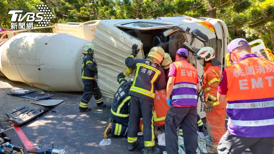 混泥土車自撞護欄側翻 警消破車體救受困駕駛