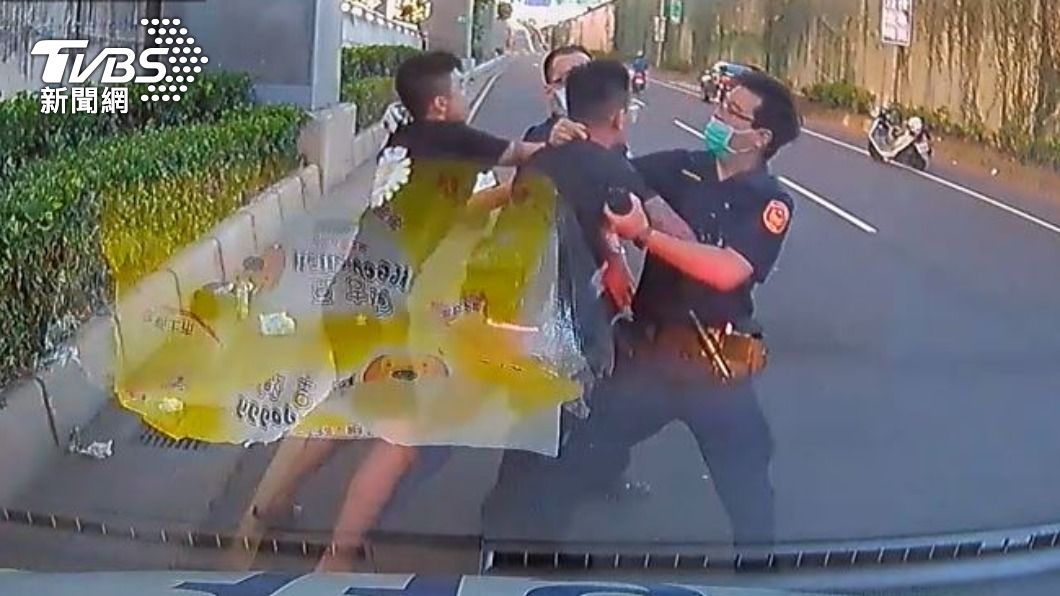 打消防員又毆警!2莽男出車禍還嗆聲 辣椒水攻擊警消