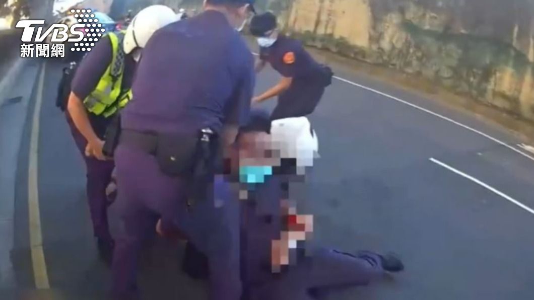 警方在壓制過程受傷,遭噴辣椒水。(圖/TVBS)