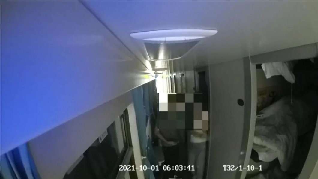 男子辯稱是對方太漂亮才會一時忍不住。（圖／翻攝自鳳凰網）