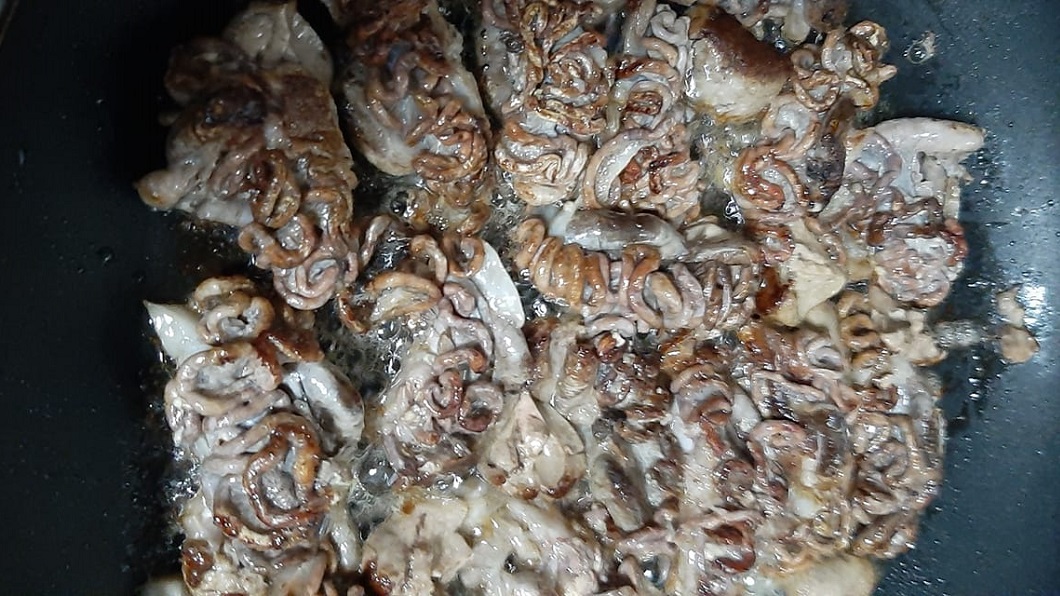 煎鍋驚見滿滿「蜷曲肥蟲」 老饕反讚:人間美味