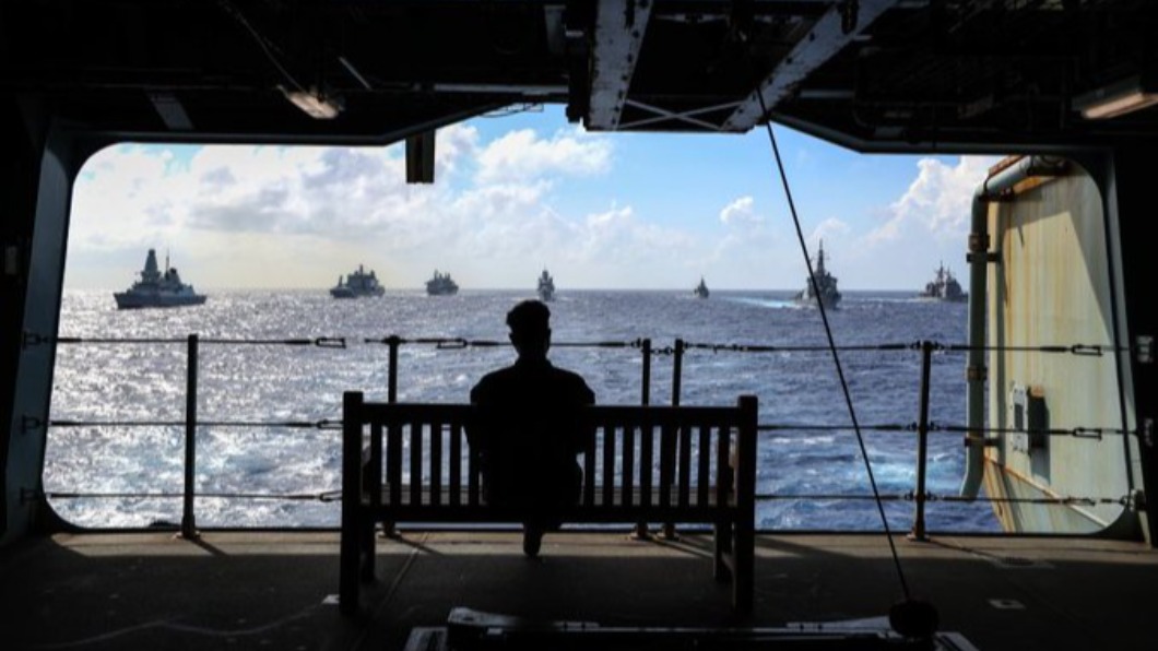 英國揪團南海行動　航艦打擊群指揮官釋悠閒觀海照