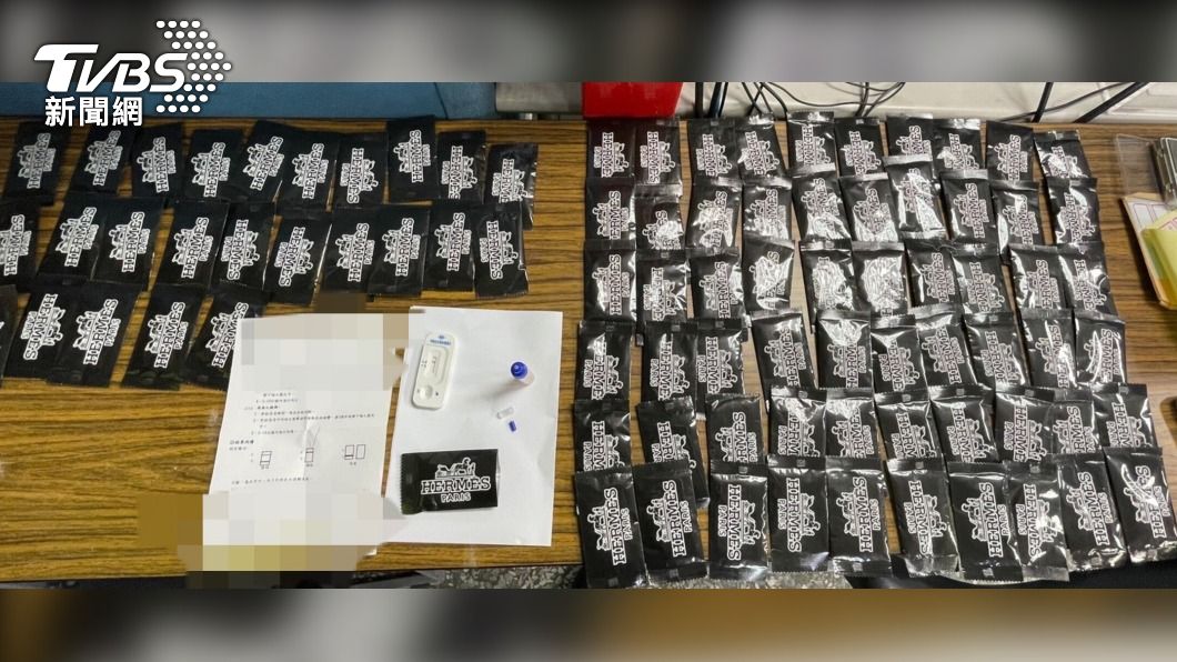 警方在蔡男的機車置物箱查獲86包毒咖啡包。(圖/警方提供)