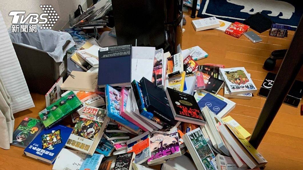 民眾家中物品被震出,現場一片狼藉。(圖/達志影像美聯社)
